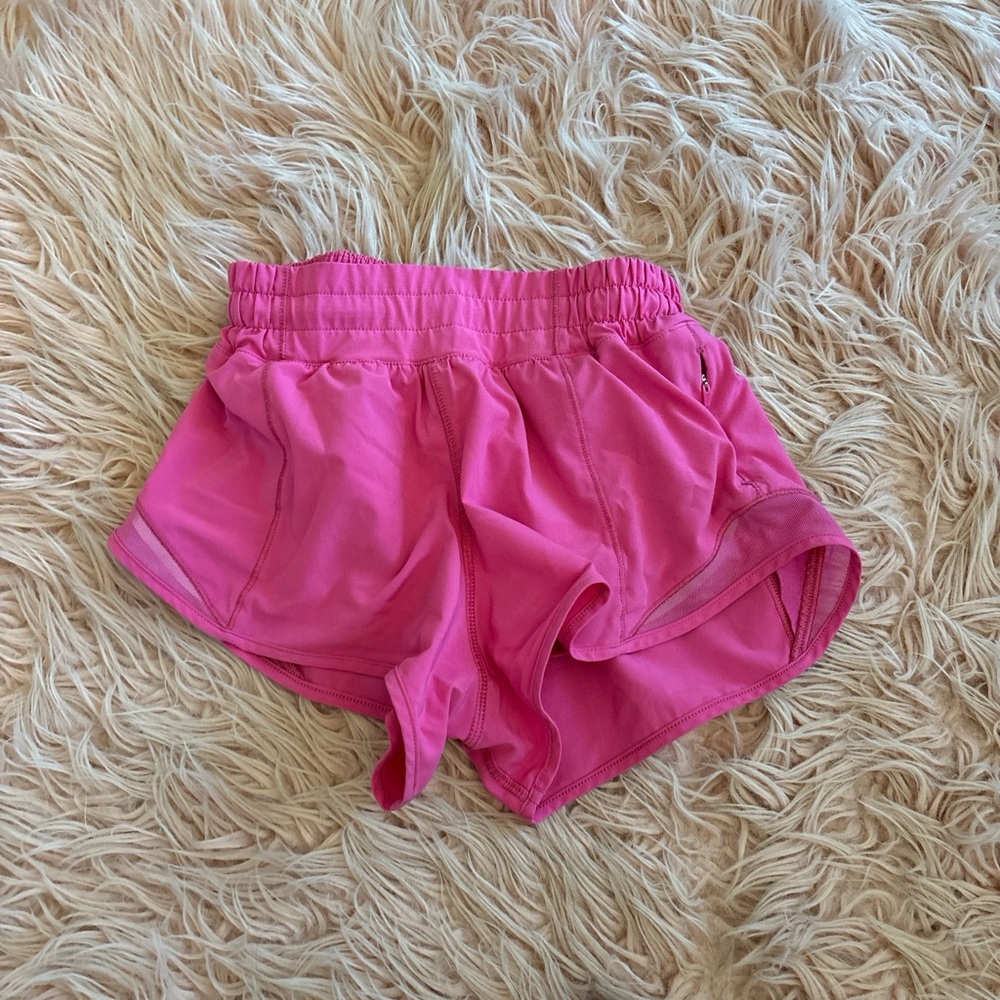 Lululemon sonic pink hotty hot 2.5” shorts